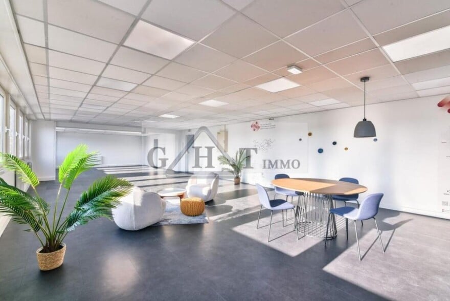 Office in Aulnay-sous-Bois to rent - Building Photo - Image 2 of 6
