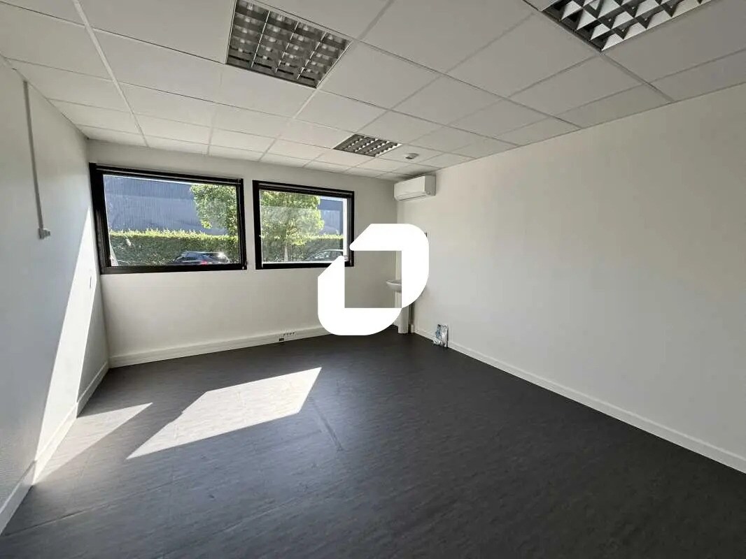 Office in Rillieux-la-Pape to rent Building Photo- Image 1 of 25