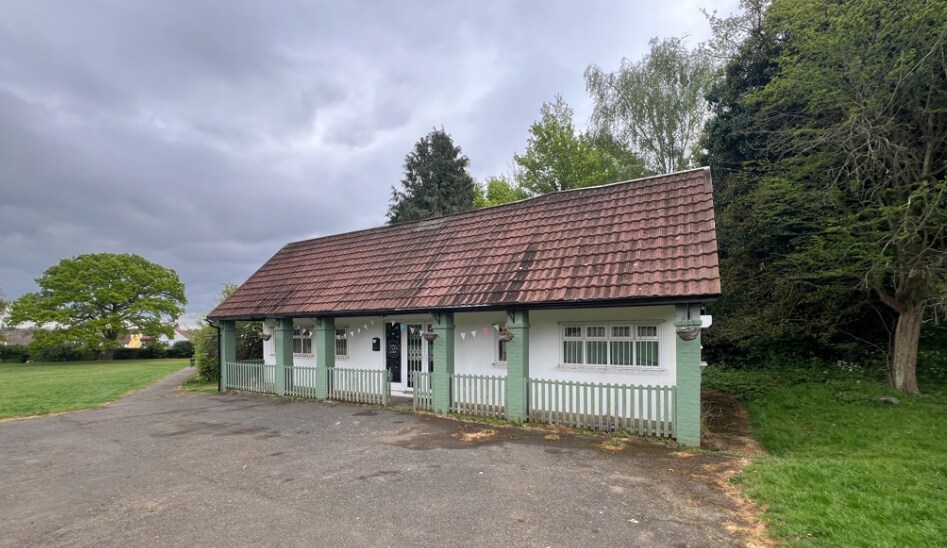 Rickman Hl, Coulsdon to rent - Primary Photo - Image 1 of 1