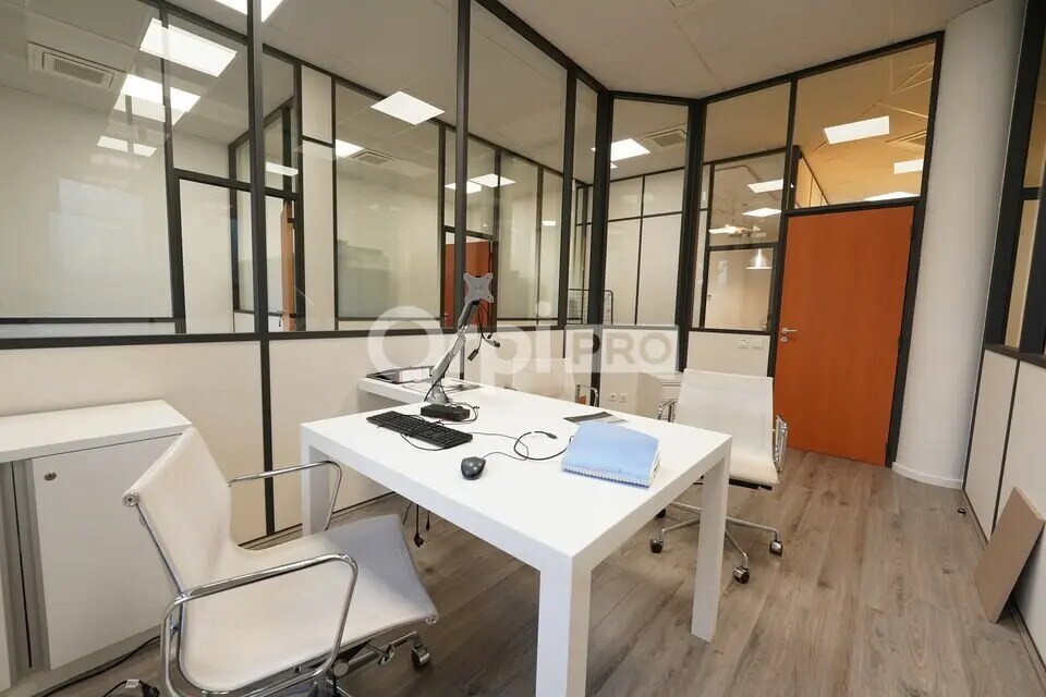 Office in Limonest to rent Interior Photo- Image 1 of 13