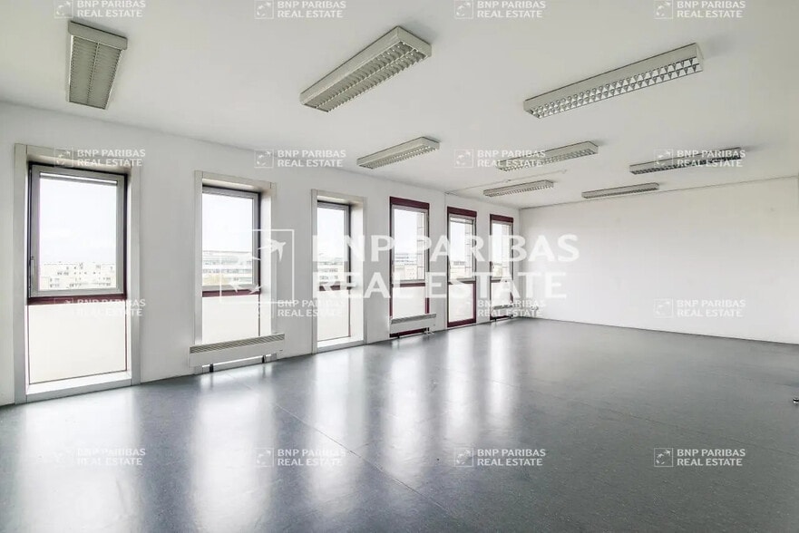 1 Place Charles De Gaulle, Montigny-le-Bretonneux to rent - Interior Photo - Image 2 of 16