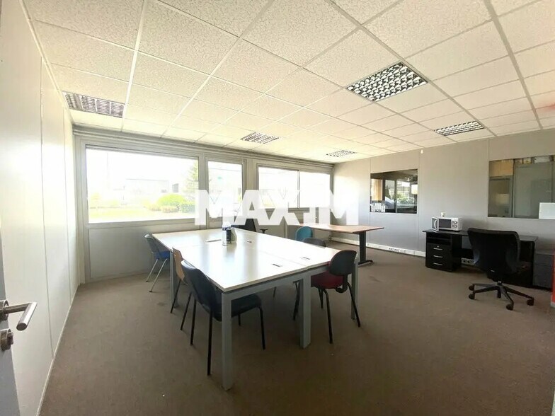 2 Rue Des Frères Montgolfier, Chenôve to rent - Interior Photo - Image 3 of 5