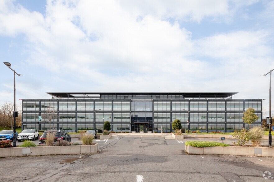 3 New Sq, Feltham for sale - Primary Photo - Image 1 of 1