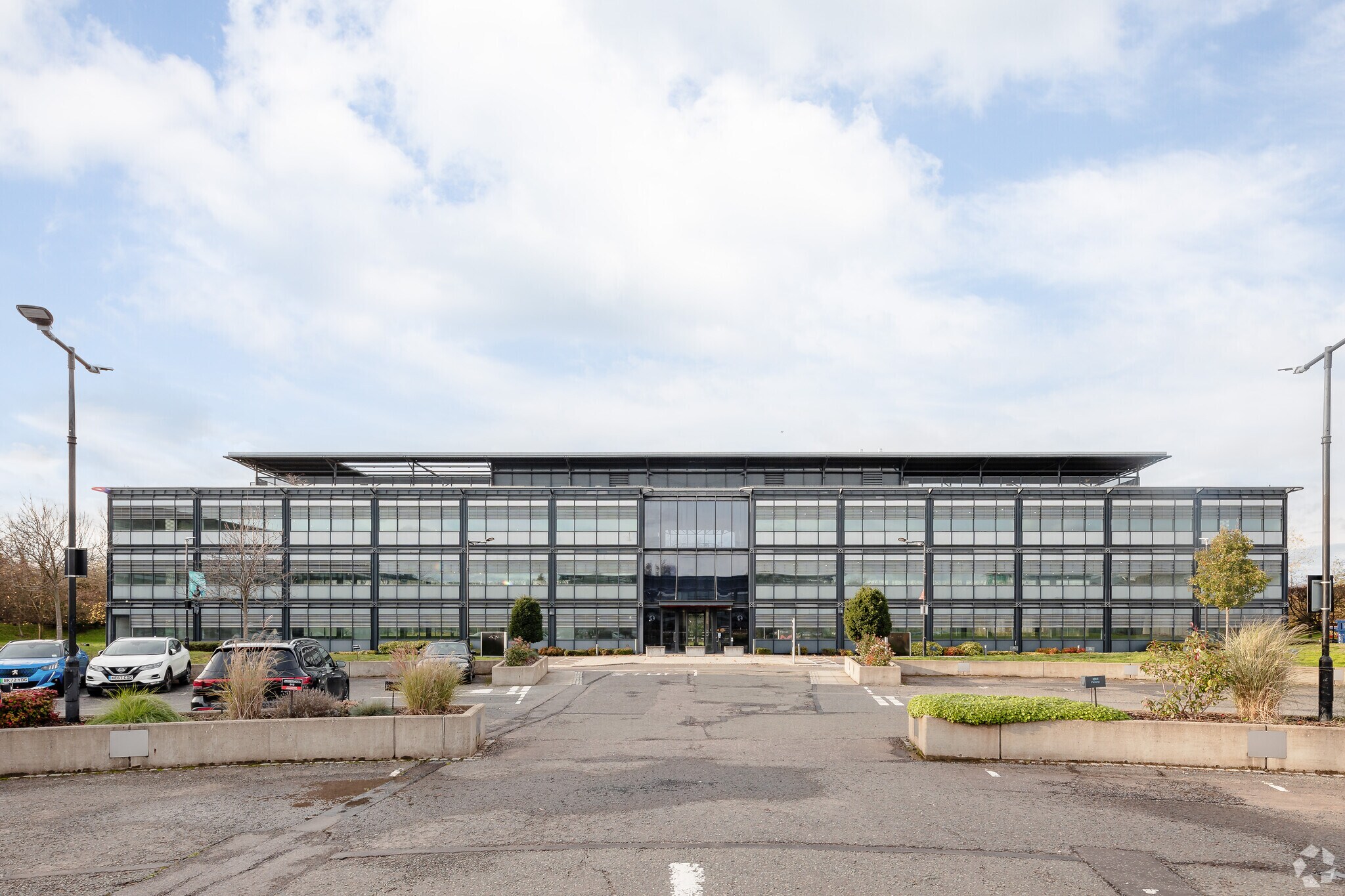 3 New Sq, Feltham for sale Primary Photo- Image 1 of 1