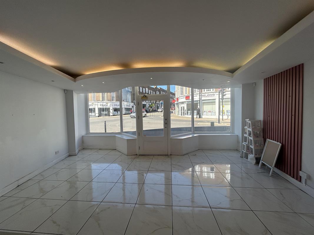 102 Easton St, High Wycombe to rent Interior Photo- Image 1 of 3