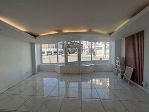 102 Easton St, High Wycombe to rent Interior Photo- Image 1 of 3