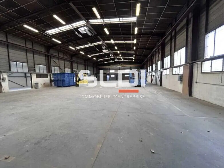 Light Industrial in Chassieu to rent - Building Photo - Image 1 of 4