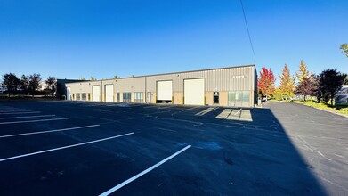 2615 SE 39th Loop, Hillsboro, OR for rent Building Photo- Image 1 of 12