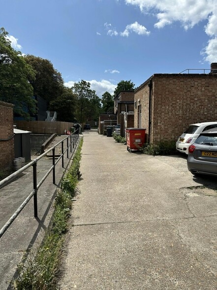 23 High St, Esher to rent - Building Photo - Image 3 of 4
