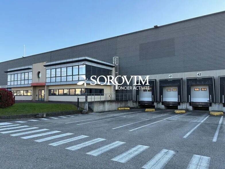 Office in Genas to rent - Building Photo - Image 1 of 8