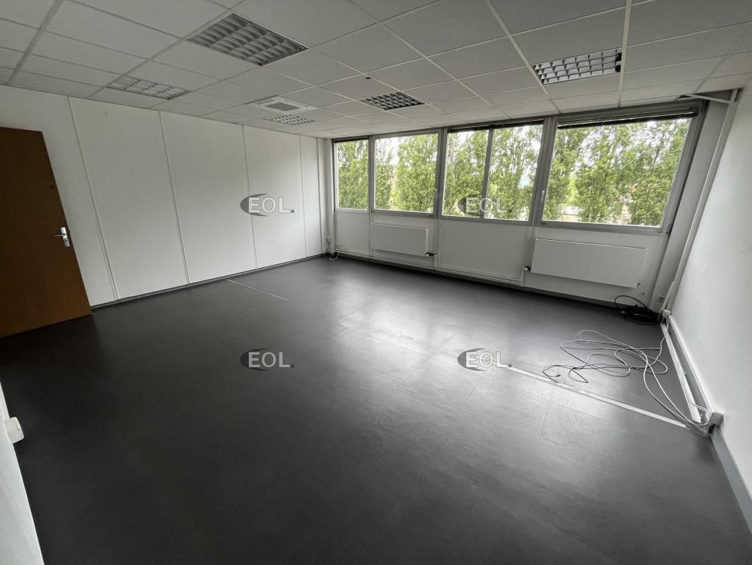 Light Industrial in Trappes for sale Interior Photo- Image 1 of 2