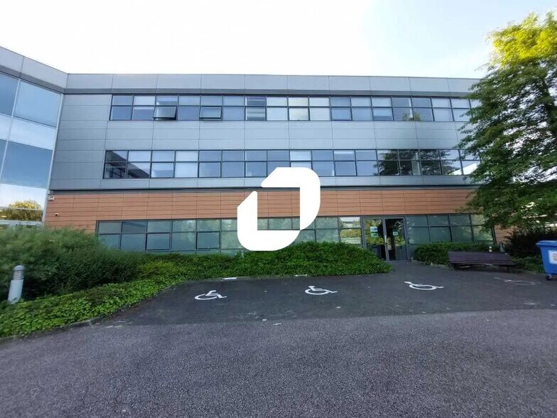 Light Industrial in Élancourt to rent - Building Photo - Image 3 of 17