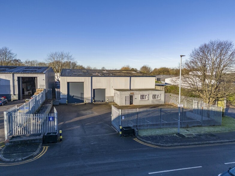 Ennis Clos, Manchester to rent - Building Photo - Image 2 of 24