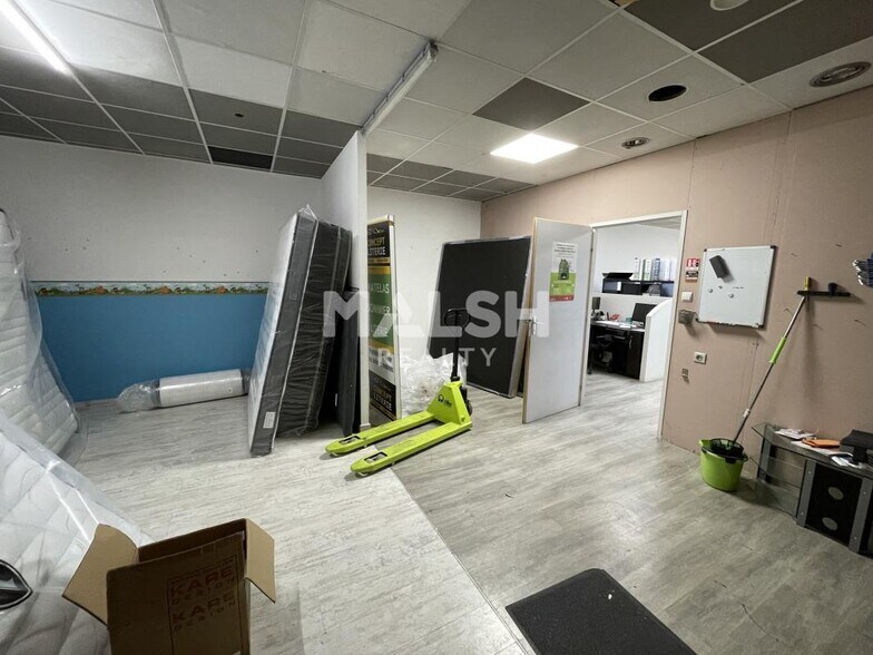 Retail in Saint-Priest to rent - Interior Photo - Image 3 of 6