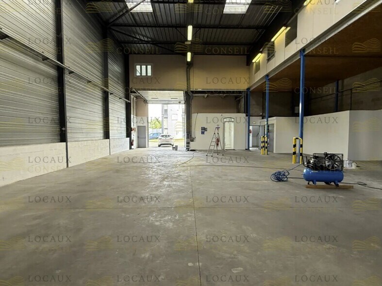 Light Industrial in Élancourt to rent - Interior Photo - Image 2 of 7