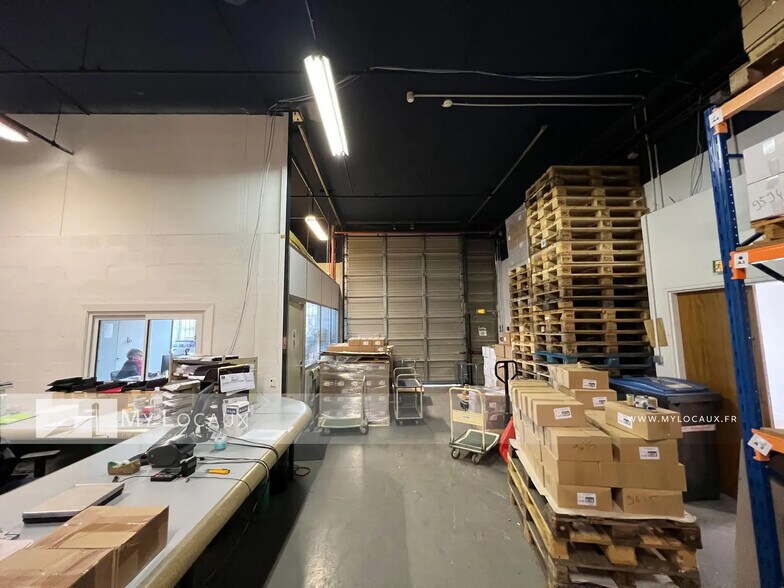 Light Industrial in Nanterre to rent - Interior Photo - Image 2 of 6