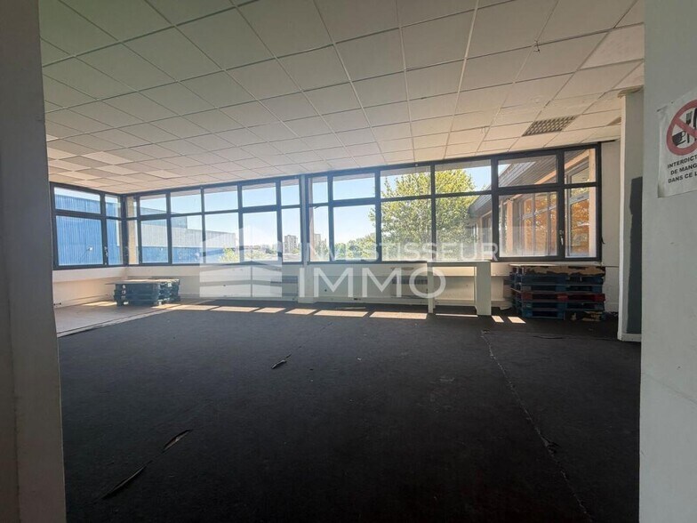 Light Industrial in Villejuif to rent - Interior Photo - Image 2 of 17
