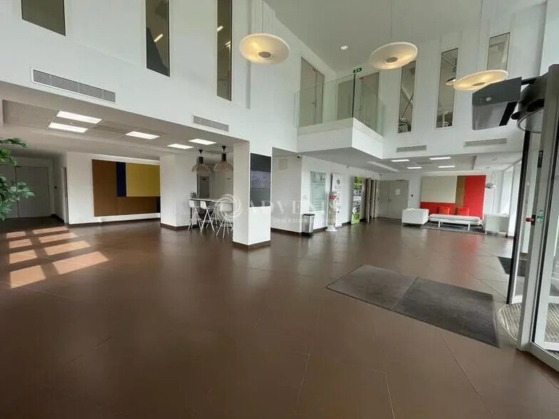 Office in Vélizy-Villacoublay to rent - Lobby - Image 3 of 8