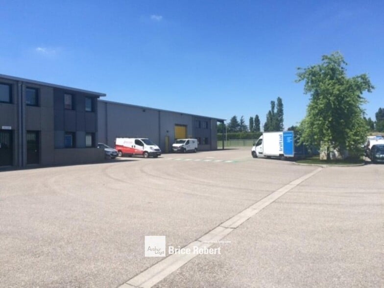 Light Industrial in Vaulx En Velin to rent - Building Photo - Image 3 of 4