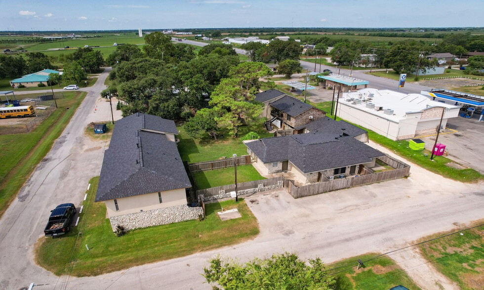 301 Avenue H, Van Vleck, TX for sale - Building Photo - Image 2 of 102