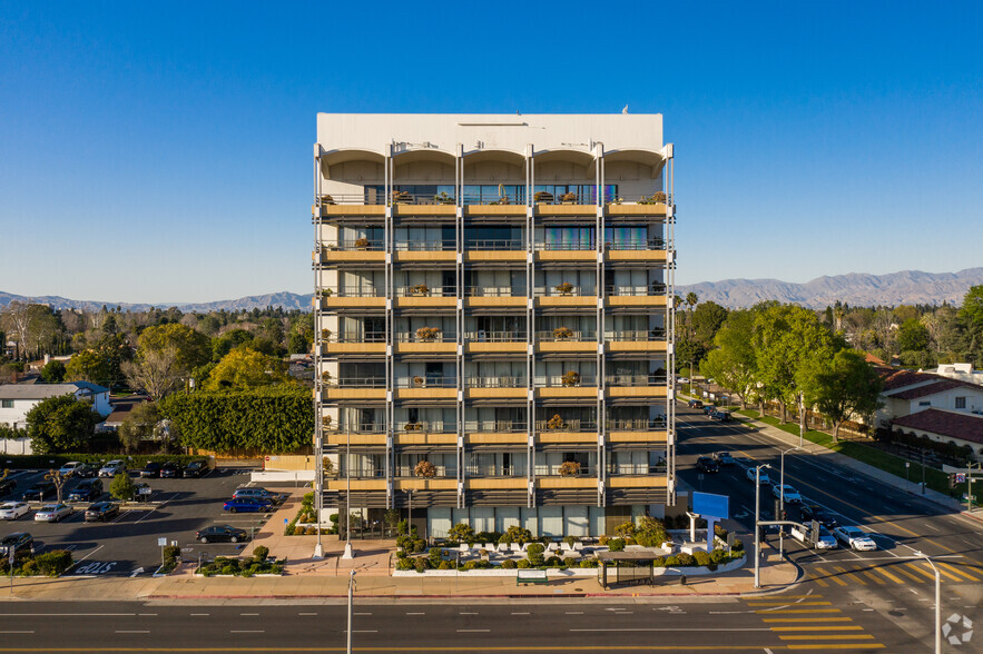 13701 Riverside Dr, Sherman Oaks, CA for rent - Building Photo - Image 3 of 6