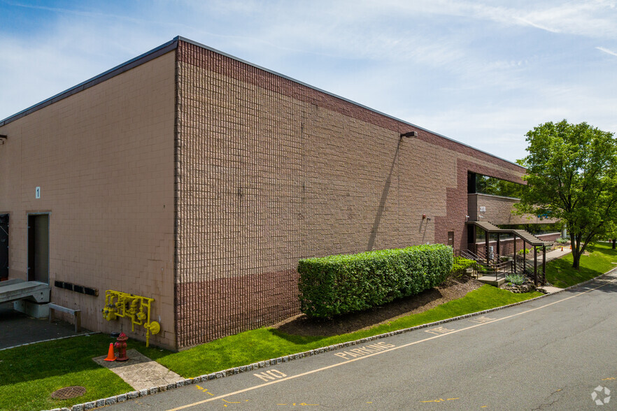 208 Passaic Ave, Fairfield, NJ for rent - Building Photo - Image 3 of 8