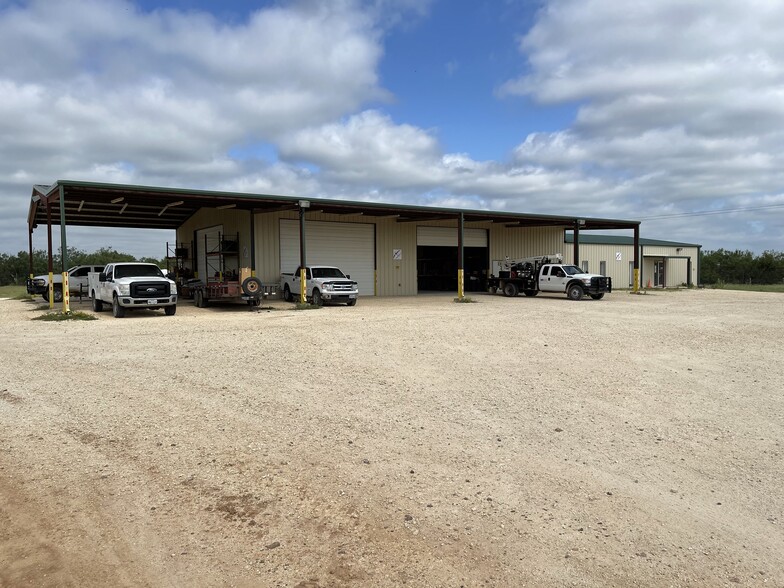 300 El Rancho Way, Dilley, TX for sale - Primary Photo - Image 1 of 1