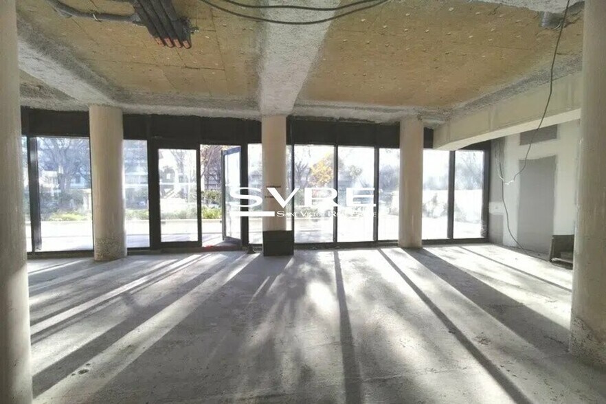 Retail in Marseille to rent - Interior Photo - Image 1 of 8