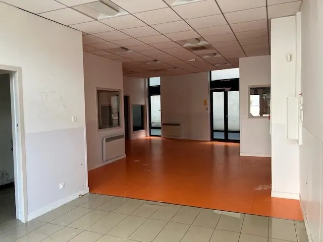 Retail in Lyon to rent - Building Photo - Image 2 of 30