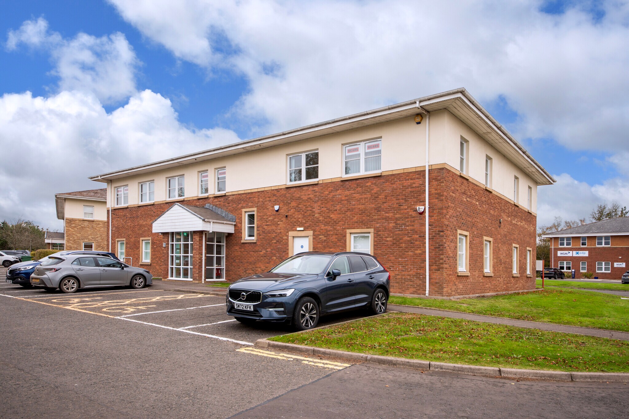 5 Deer Park Av, Livingston to rent Building Photo- Image 1 of 6