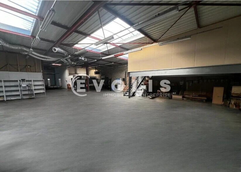 Light Industrial in Bondoufle to rent - Interior Photo - Image 3 of 7