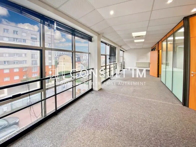 Office in Courbevoie to rent - Building Photo - Image 1 of 9