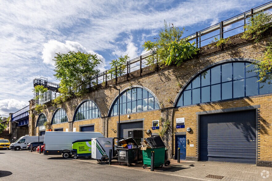 Rotherhithe New Rd, London to rent - Building Photo - Image 3 of 4