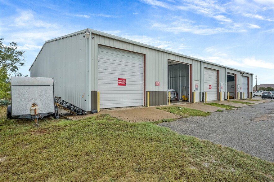 Industrial / Flex 40800 SF  Granbury, TX portfolio of 6 properties for sale on LoopNet.co.uk - Building Photo - Image 3 of 130