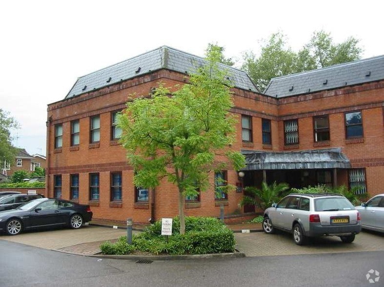 Buckhurst Rd, Ascot to rent - Primary Photo - Image 1 of 1