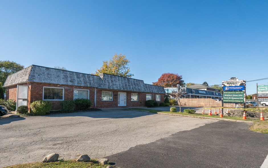 1120 Aquidneck Ave, Middletown, RI for sale - Primary Photo - Image 1 of 30