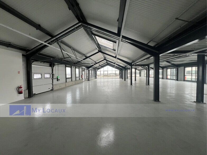 Light Industrial in Nanterre to rent - Building Photo - Image 1 of 7