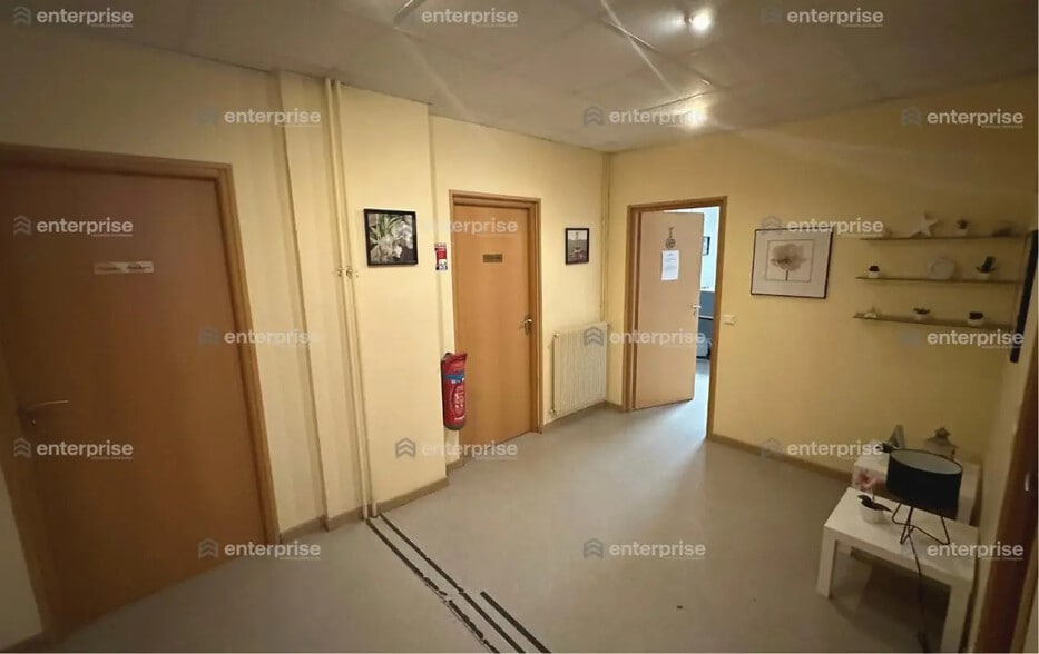 Retail in Gouvieux to rent - Interior Photo - Image 2 of 10