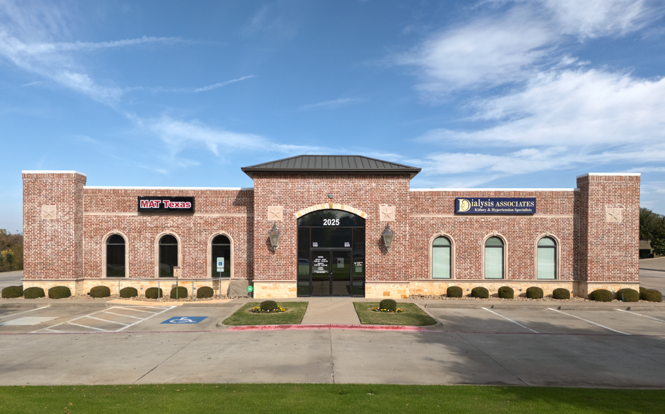 2025 Fort Worth Hwy, Weatherford, TX for sale - Building Photo - Image 1 of 8