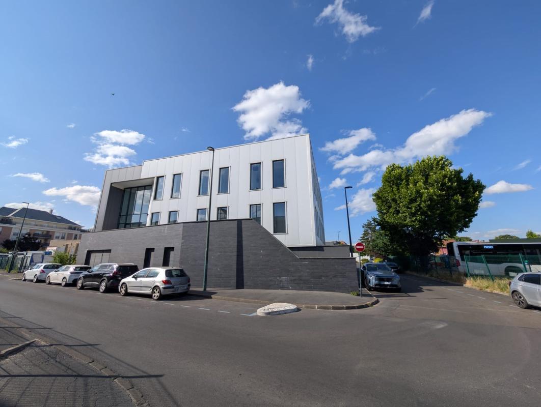Office in Saint Gratien to rent Building Photo- Image 1 of 15