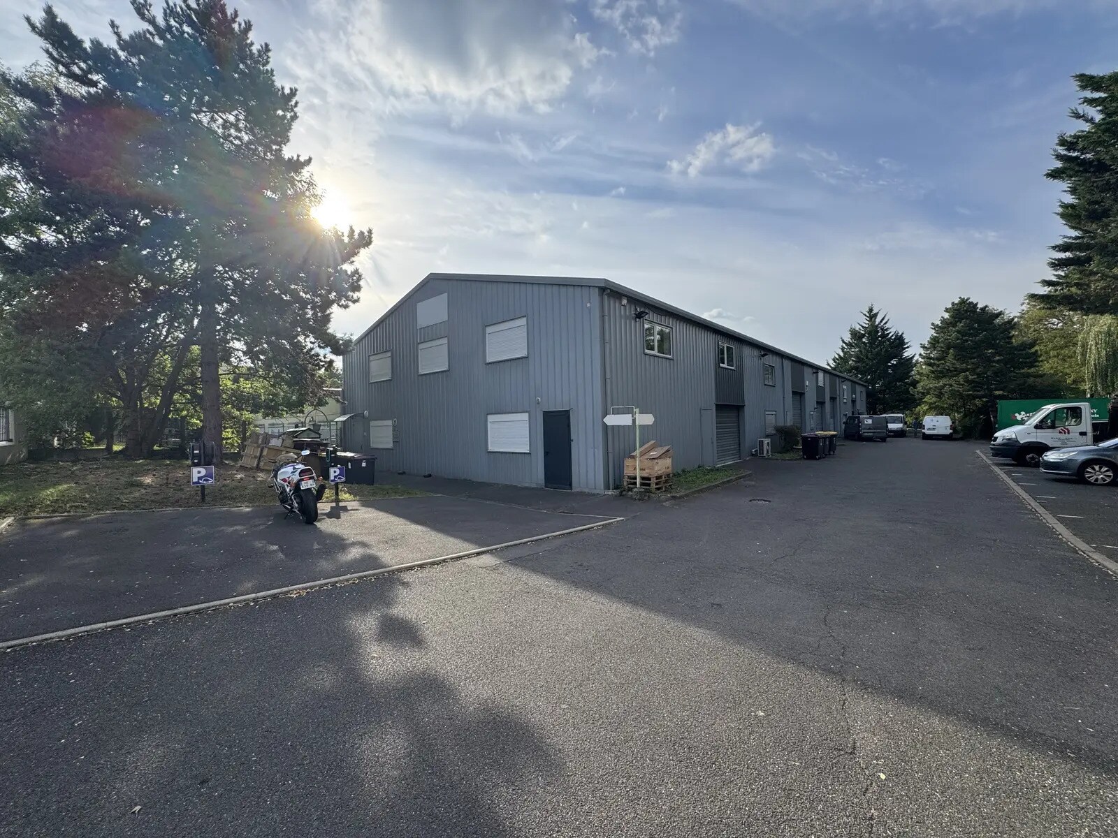 Light Industrial in Montigny-lès-Cormeilles to rent Primary Photo- Image 1 of 3