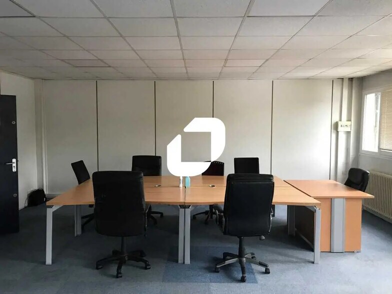 Retail in Pontoise to rent - Interior Photo - Image 3 of 6