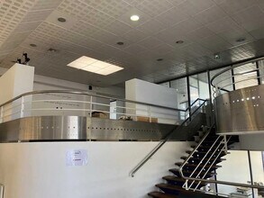 Light Industrial in Aix-en-Provence to rent Building Photo- Image 2 of 3