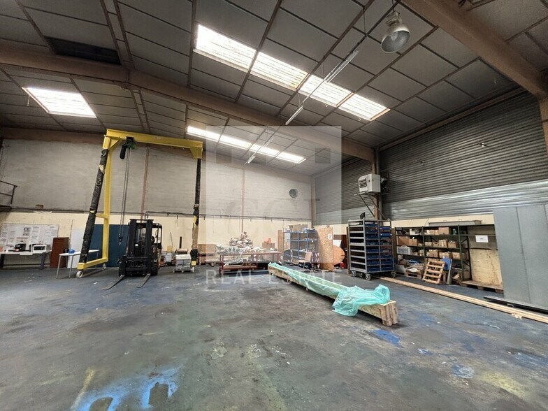 Light Industrial in Vaulx-en-Velin to rent - Interior Photo - Image 3 of 12