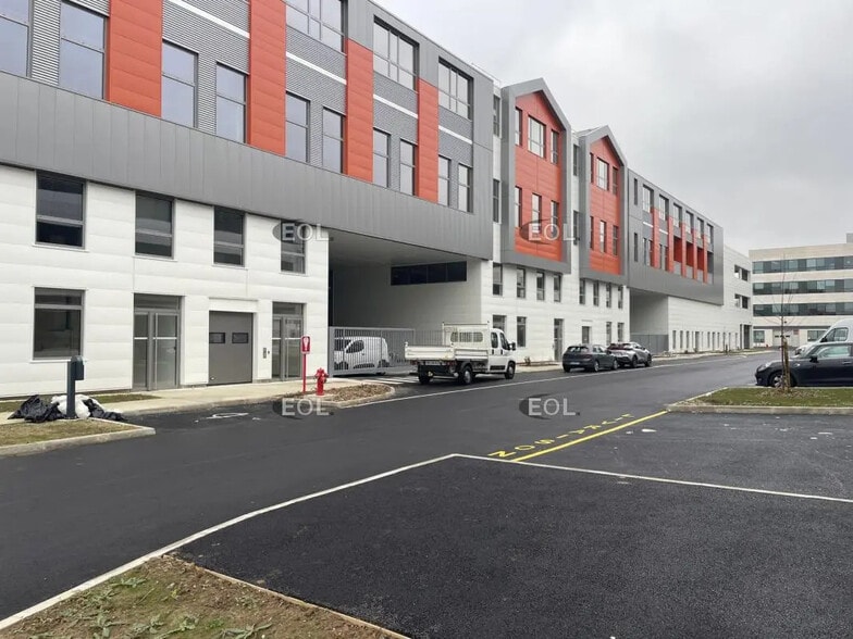 Light Industrial in Nanterre to rent - Building Photo - Image 1 of 16