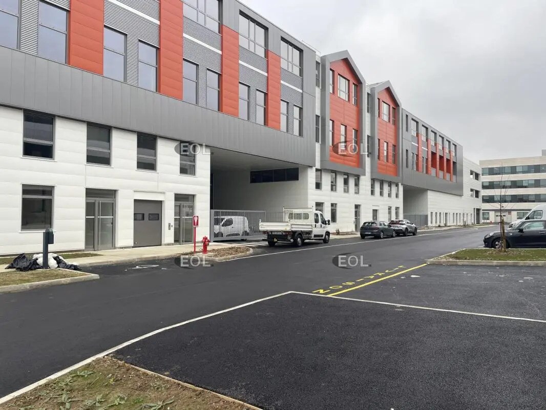 Light Industrial in Nanterre to rent Building Photo- Image 1 of 17
