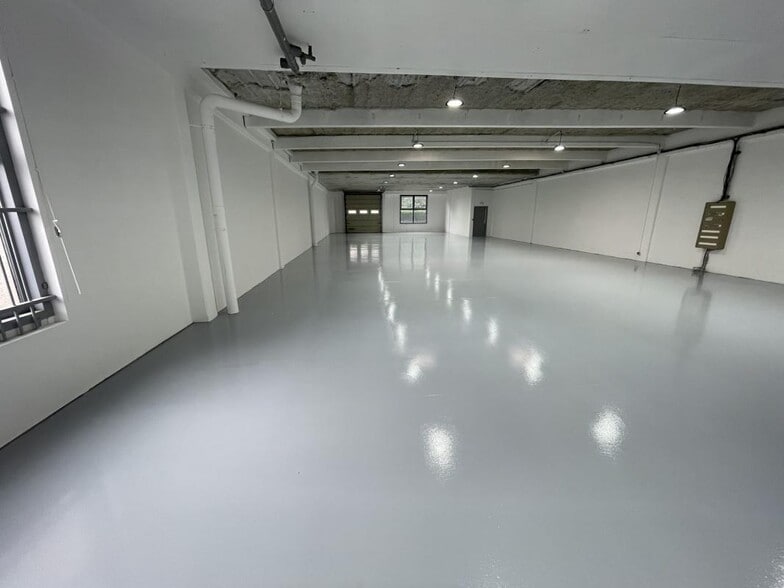Light Industrial in Gennevilliers to rent - Building Photo - Image 1 of 14