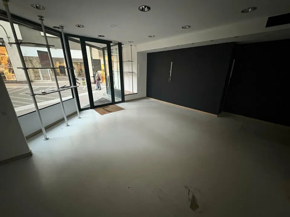 Retail in Metz for sale Interior Photo- Image 1 of 3