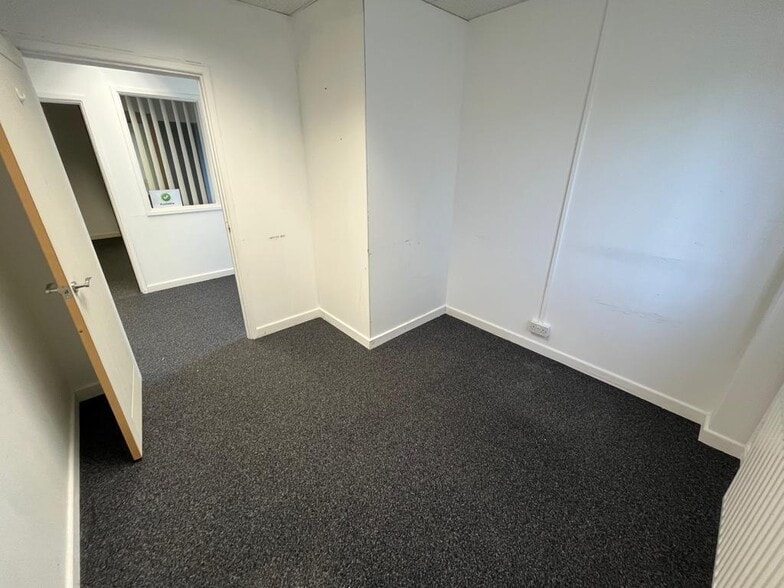 Stephenson Rd W, Clacton On Sea to rent - Building Photo - Image 3 of 10