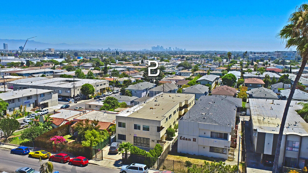 2012 S Bedford St, Los Angeles, CA for sale - Building Photo - Image 1 of 1